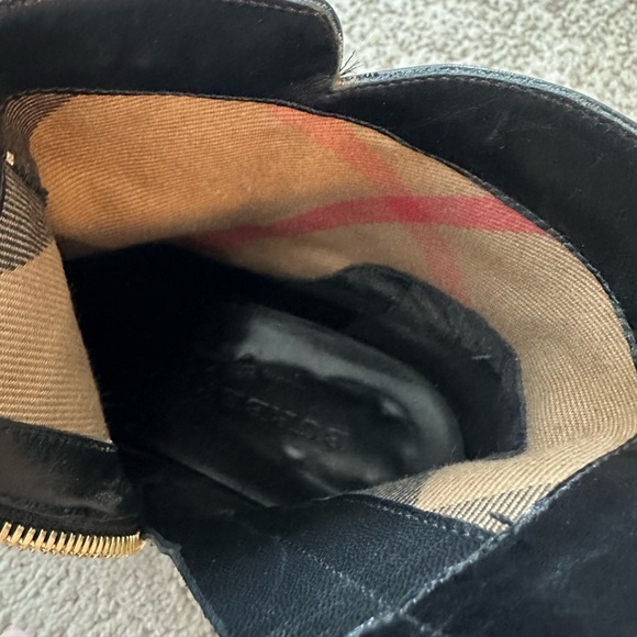 Burberry Tibbenham black ankle boot with gold chain ✨ - Picture 5 of 5